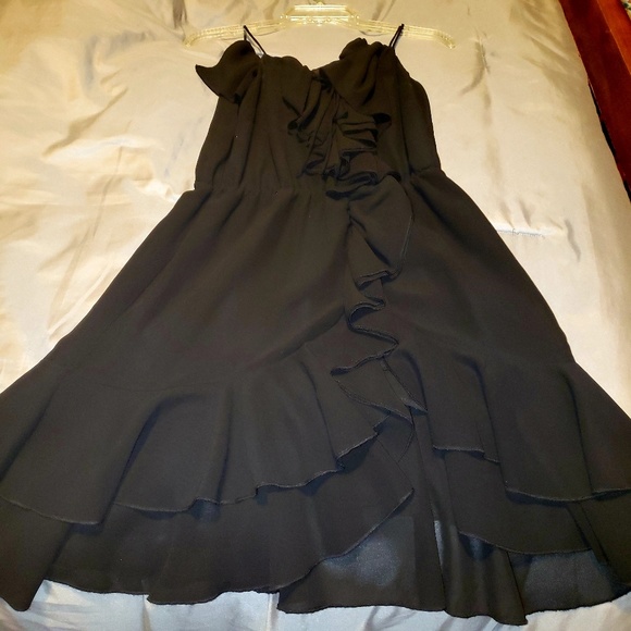 H&M ruffled knee length polyester dress EUC - Picture 3 of 4